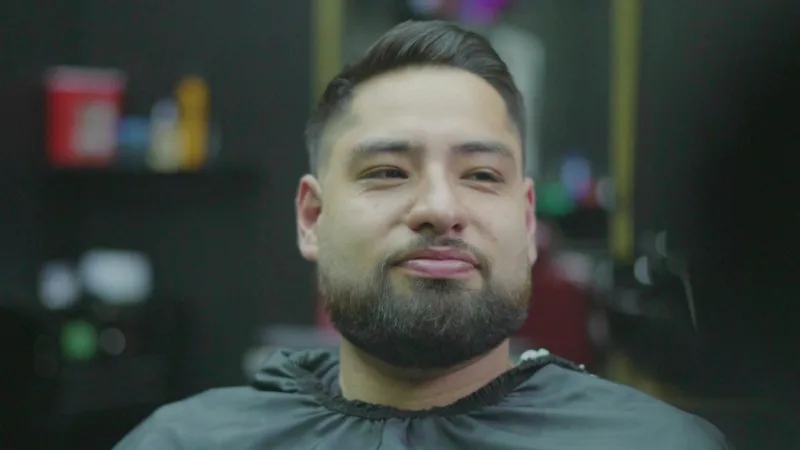Barba corta perfilada y corte terminado vistos de frente