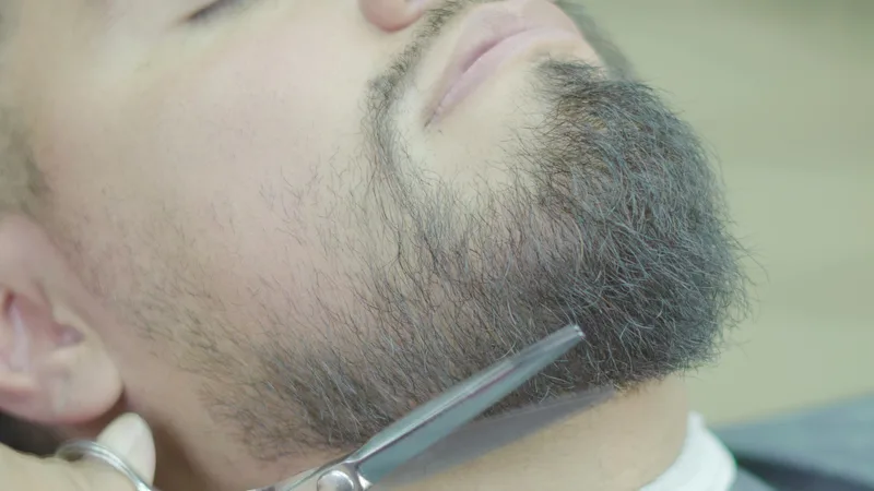 Navaja definiendo el contorno de la barba junto a la mejilla