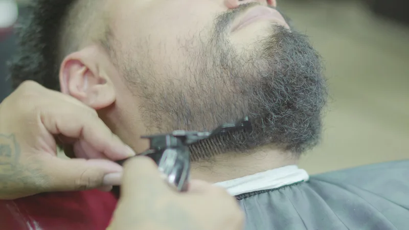 Arreglo de barba con máquina en el contorno del cuello