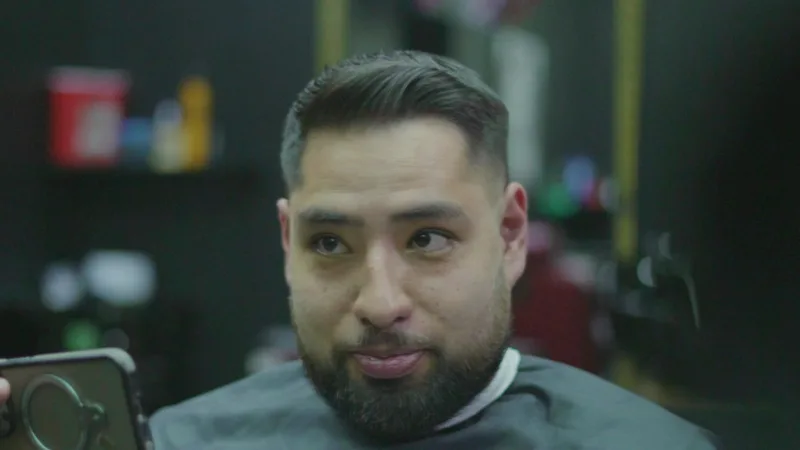 Corte corto con laterales degradados y cabello peinado