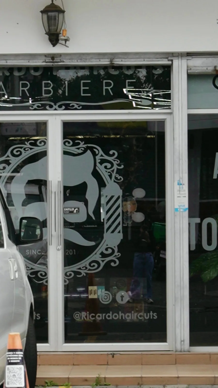 Entrada de Ricardo Haircuts Barbiere desde la calle