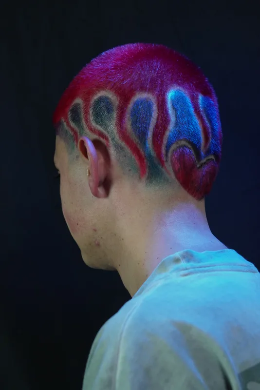 Color rojo con diseño de llamas visto desde la nuca